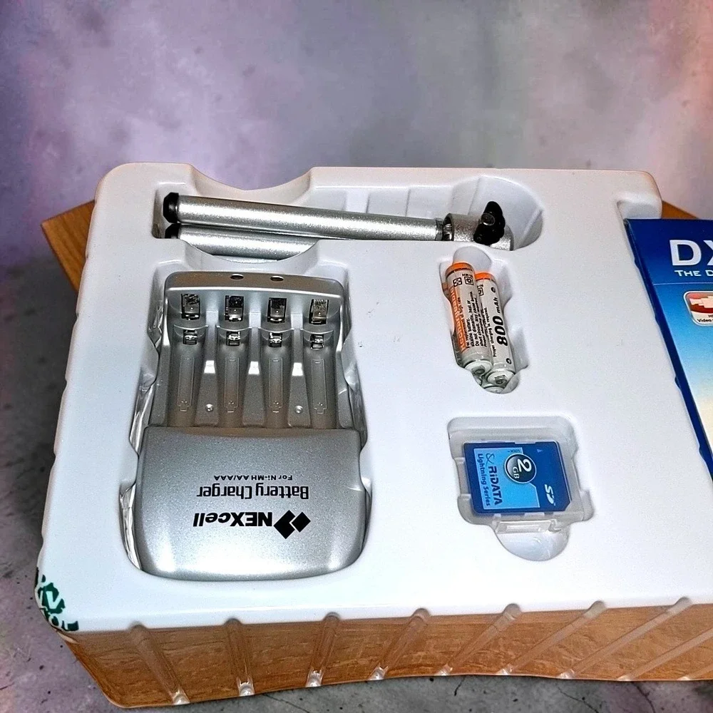 2009‎ DXG-579V HD High-Definition Digital Video Camera Val Pack Silver Camcorder